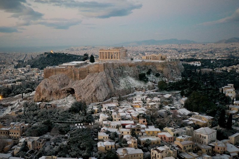 Χιονισμένη η Ακρόπολη νωρίς το πρωί της Τρίτης