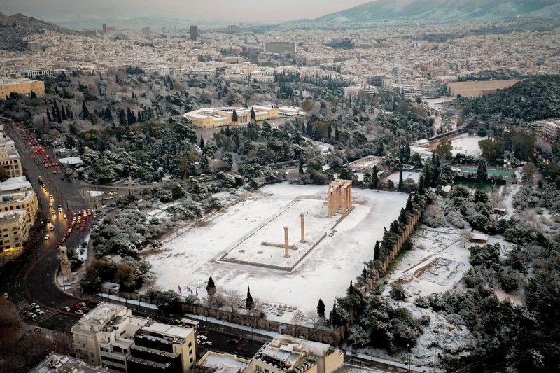 Στύλοι Ολυμπίου Διός, πίσω το Ζάππειο και δεξιά το Καλλιμάρμαρο