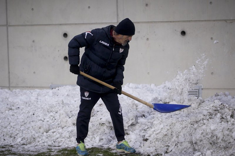 «Παγοδρόμιο» το γήπεδο της Λάρισας [εικόνες] | iefimerida.gr 1