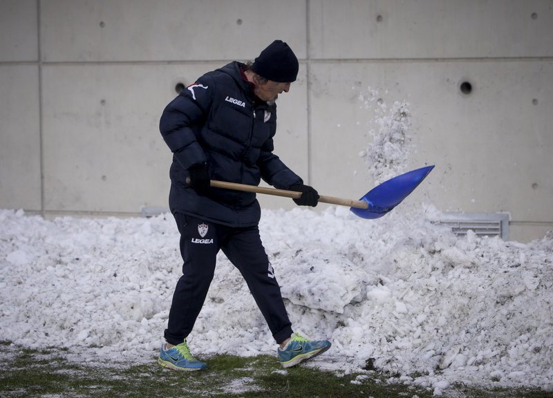 «Παγοδρόμιο» το γήπεδο της Λάρισας [εικόνες] | iefimerida.gr 0