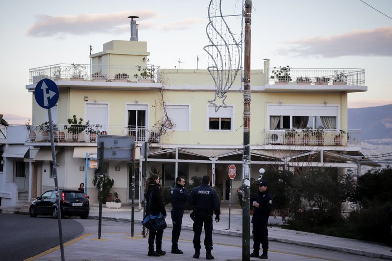 Από νωρίς αστυνομικοί έχουν «χτενίσει» σπιθαμή προς σπιθαμή την γύρω περιοχή -Φωτογραφία: EUROKINISSI/ΓΙΑΝΝΗΣ ΠΑΝΑΓΟΠΟΥΛΟΣ