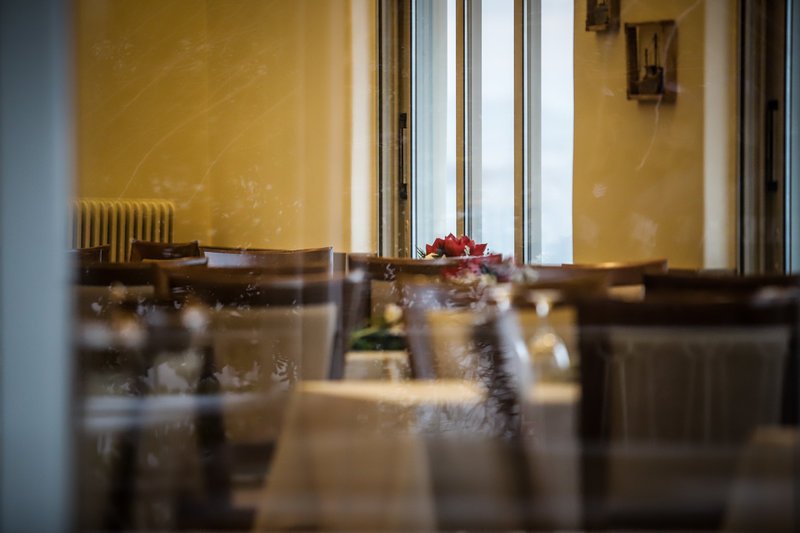 Το τραπέζι για το δείπνο έχει κλειστεί για δέκα άτομα -Φωτογραφία: EUROKINISSI/ΓΙΑΝΝΗΣ ΠΑΝΑΓΟΠΟΥΛΟΣ