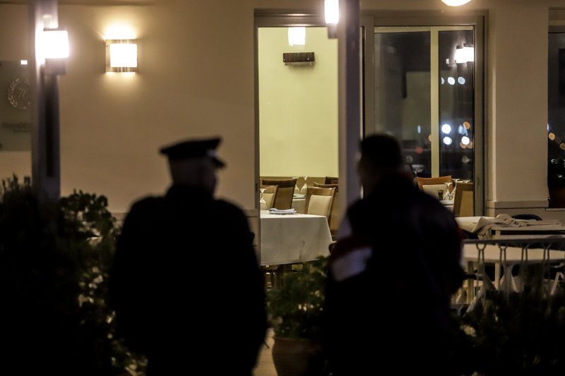 Ισχυρή αστυνομική παρουσία έξω από το εστιατόριο -Φωτογραφία: EUROKINISSI/ΓΙΑΝΝΗΣ ΠΑΝΑΓΟΠΟΥΛΟΣ