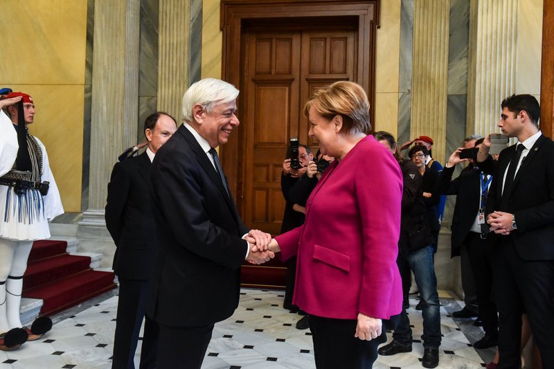 Το μυστήριο με το σακάκι της Ανγκελα Μέρκελ -Γιατί άλλοι το βλέπουν κόκκινο, άλλοι φούξια και άλλοι μοβ [εικόνες] | iefimerida.gr 7