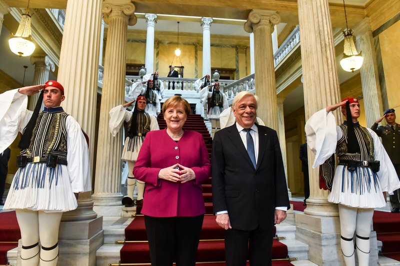 Το μυστήριο με το σακάκι της Ανγκελα Μέρκελ -Γιατί άλλοι το βλέπουν κόκκινο, άλλοι φούξια και άλλοι μοβ [εικόνες] | iefimerida.gr 6