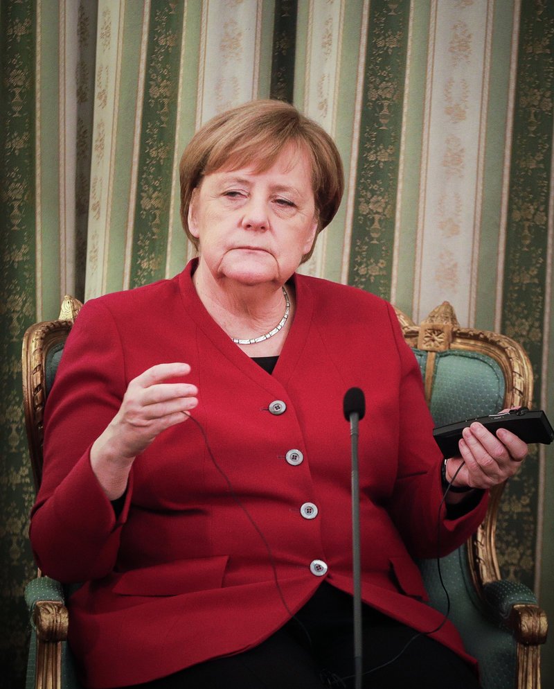 Το μυστήριο με το σακάκι της Ανγκελα Μέρκελ -Γιατί άλλοι το βλέπουν κόκκινο, άλλοι φούξια και άλλοι μοβ [εικόνες] | iefimerida.gr 5