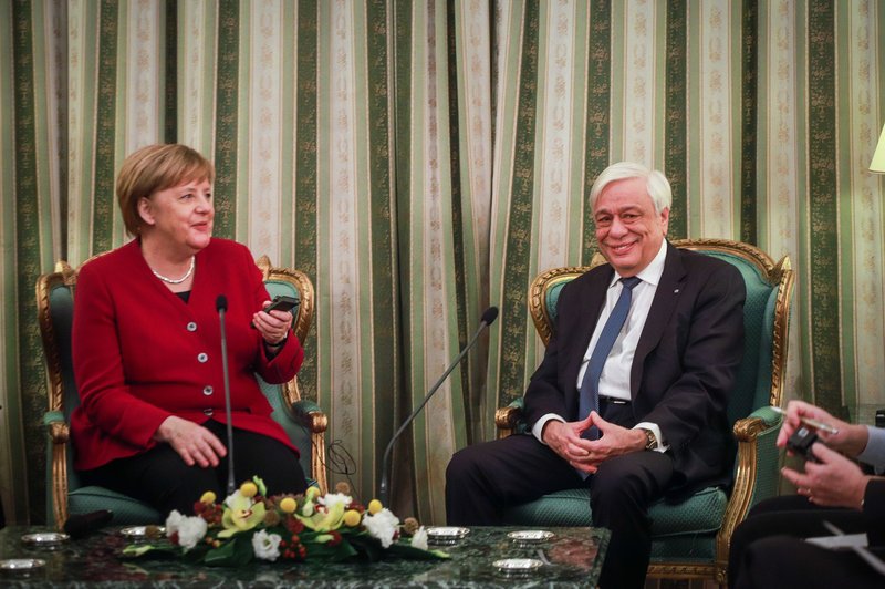 Το μυστήριο με το σακάκι της Ανγκελα Μέρκελ -Γιατί άλλοι το βλέπουν κόκκινο, άλλοι φούξια και άλλοι μοβ [εικόνες] | iefimerida.gr 4