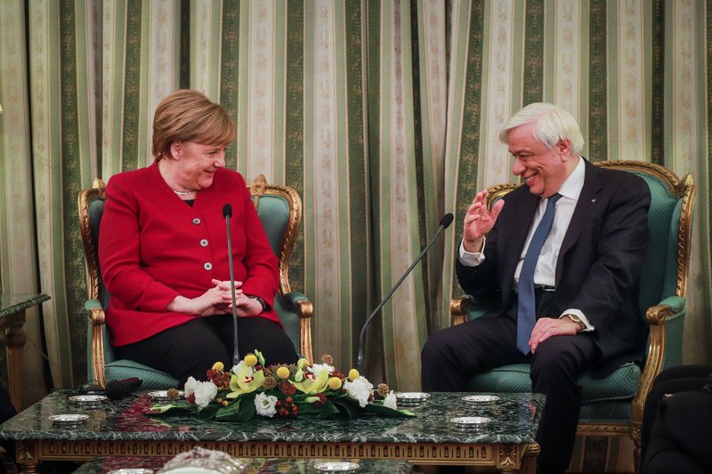 Το μυστήριο με το σακάκι της Ανγκελα Μέρκελ -Γιατί άλλοι το βλέπουν κόκκινο, άλλοι φούξια και άλλοι μοβ [εικόνες] | iefimerida.gr 3