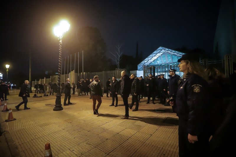 Ετρεχε η ΕΛ.ΑΣ. για να μην σηκώσουν πανό -Προσαγωγές έξω από το Μέγαρο Μουσικής πριν την ομιλία Τσίπρα | iefimerida.gr 0
