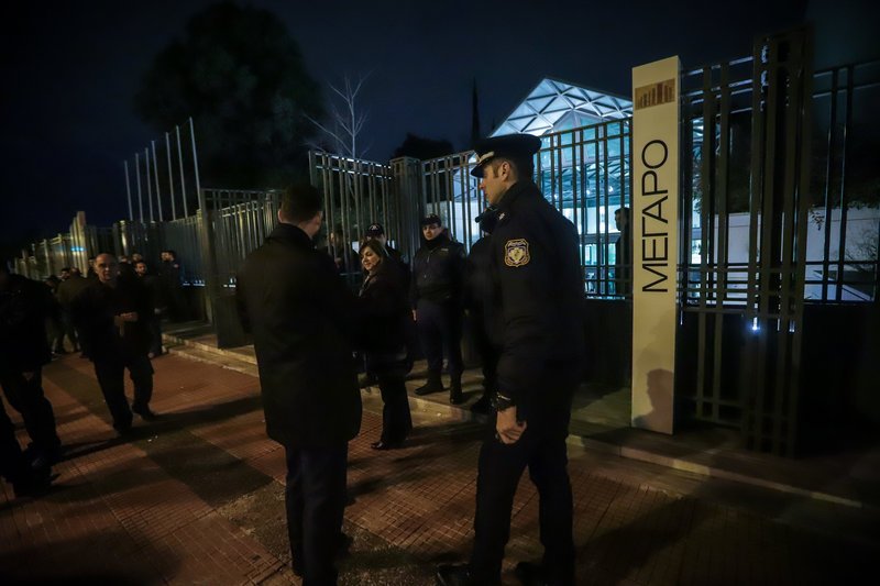 Ετρεχε η ΕΛ.ΑΣ. για να μην σηκώσουν πανό -Προσαγωγές έξω από το Μέγαρο Μουσικής πριν την ομιλία Τσίπρα | iefimerida.gr 4