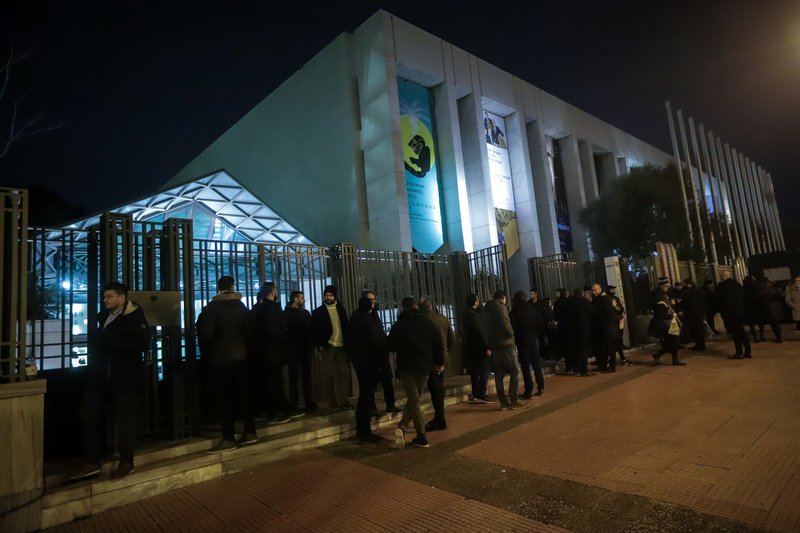 Ετρεχε η ΕΛ.ΑΣ. για να μην σηκώσουν πανό -Προσαγωγές έξω από το Μέγαρο Μουσικής πριν την ομιλία Τσίπρα | iefimerida.gr 3