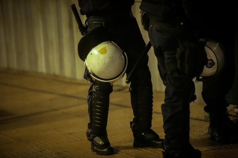 Ετρεχε η ΕΛ.ΑΣ. για να μην σηκώσουν πανό -Προσαγωγές έξω από το Μέγαρο Μουσικής πριν την ομιλία Τσίπρα | iefimerida.gr 5