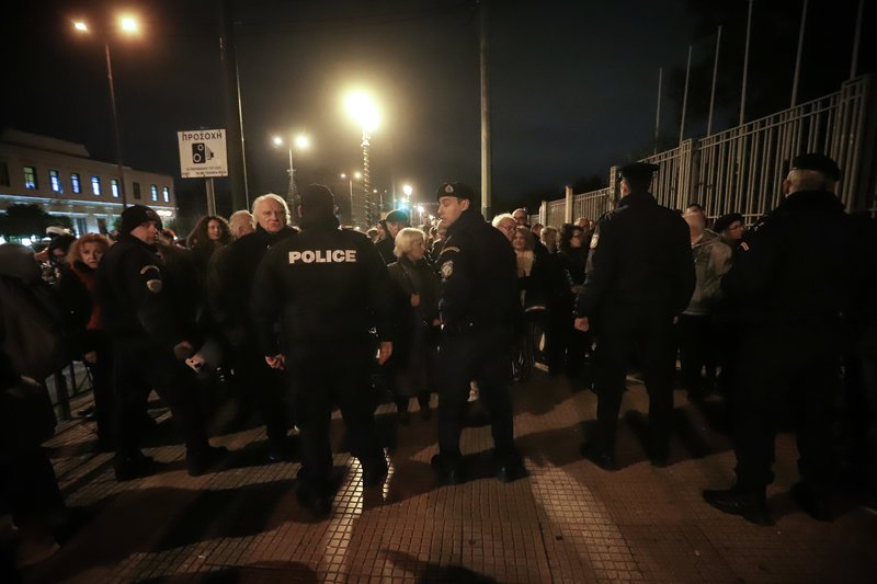 Ετρεχε η ΕΛ.ΑΣ. για να μην σηκώσουν πανό -Προσαγωγές έξω από το Μέγαρο Μουσικής πριν την ομιλία Τσίπρα | iefimerida.gr 2