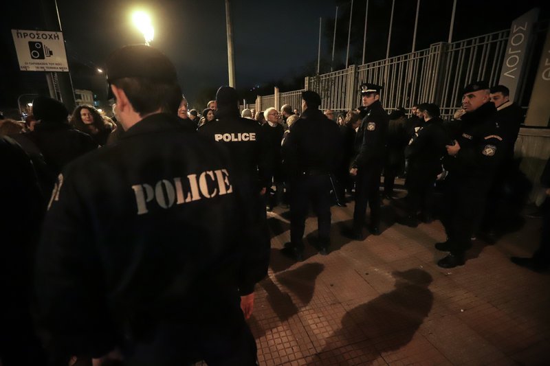 Ετρεχε η ΕΛ.ΑΣ. για να μην σηκώσουν πανό -Προσαγωγές έξω από το Μέγαρο Μουσικής πριν την ομιλία Τσίπρα | iefimerida.gr 1