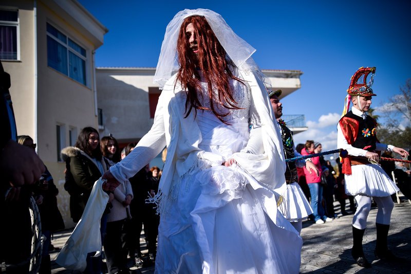 Ποιοι είναι οι Μωμόγεροι που βγήκαν στους δρόμους της Πρέβεζας [εικόνες] | iefimerida.gr 6