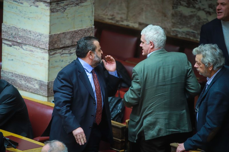 Στιγμές έντασης μεταξύ του Βασίλη Κεγκέρογλου του ΚΙΝΑΛ και του Γ. Τσιρώνη των Οικολόγων