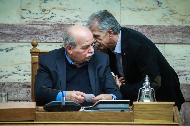 Ο Σπύρος Δανέλλης ζητά επί προσωπικού τον λόγο από τον πρόεδρο της Βουλής