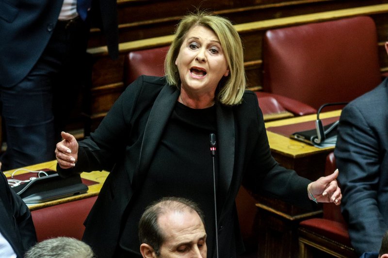 Η Σοφία Βούλτεψη διαμαρτύρεται και ζητά τον λόγο επί προσωπικού -Φωτογραφία: EUROKINISSI/ΓΙΩΡΓΟΣ ΚΟΝΤΑΡΙΝΗΣ