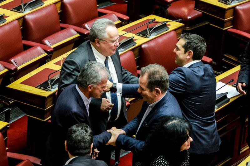 Ο Τσίπρας κατέβηκε στα βουλευτικά έδρανα και ασπάστηκε Κοτζιά και Δανέλλη [εικόνες] | iefimerida.gr 0