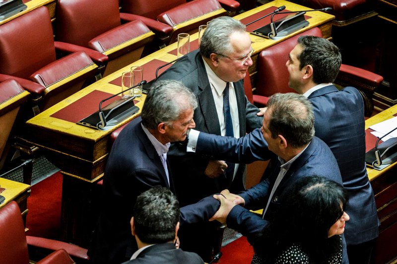 Ο Τσίπρας κατέβηκε στα βουλευτικά έδρανα και ασπάστηκε Κοτζιά και Δανέλλη [εικόνες] | iefimerida.gr 1