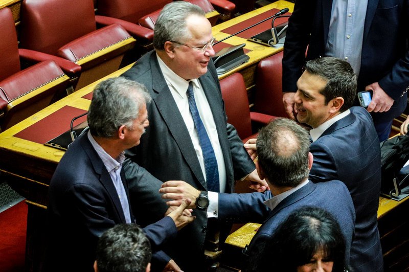 Ο Τσίπρας κατέβηκε στα βουλευτικά έδρανα και ασπάστηκε Κοτζιά και Δανέλλη [εικόνες] | iefimerida.gr 2