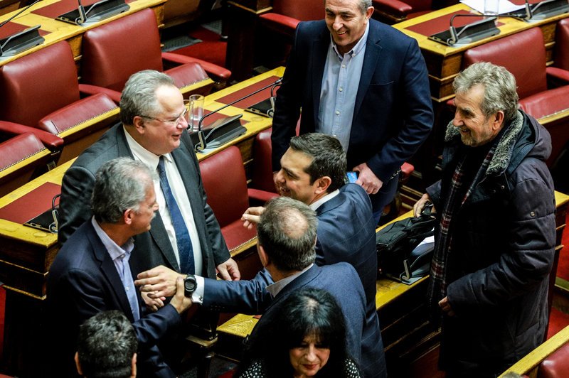 Ο Τσίπρας κατέβηκε στα βουλευτικά έδρανα και ασπάστηκε Κοτζιά και Δανέλλη [εικόνες] | iefimerida.gr 3