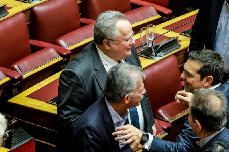 Ο Τσίπρας κατέβηκε στα βουλευτικά έδρανα και ασπάστηκε Κοτζιά και Δανέλλη [εικόνες] | iefimerida.gr 4