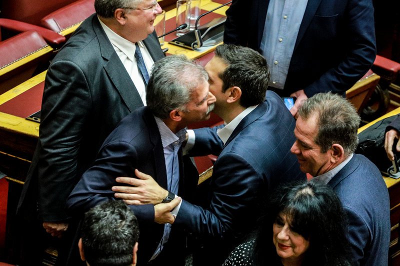 Ο Τσίπρας κατέβηκε στα βουλευτικά έδρανα και ασπάστηκε Κοτζιά και Δανέλλη [εικόνες] | iefimerida.gr 5