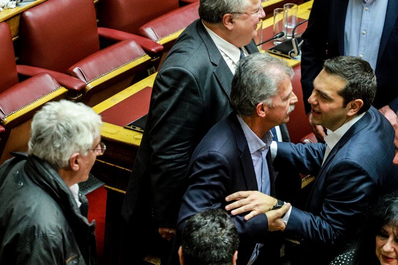 Ο Τσίπρας κατέβηκε στα βουλευτικά έδρανα και ασπάστηκε Κοτζιά και Δανέλλη [εικόνες] | iefimerida.gr 6