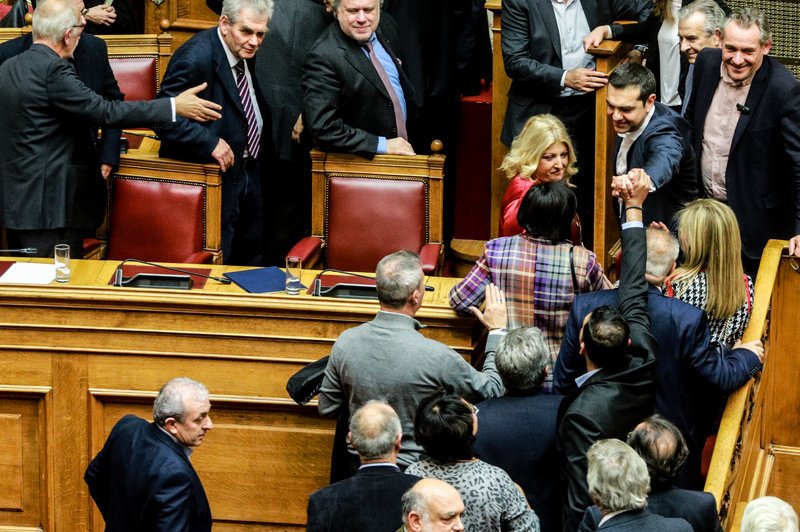 Ο Τσίπρας κατέβηκε στα βουλευτικά έδρανα και ασπάστηκε Κοτζιά και Δανέλλη [εικόνες] | iefimerida.gr 9