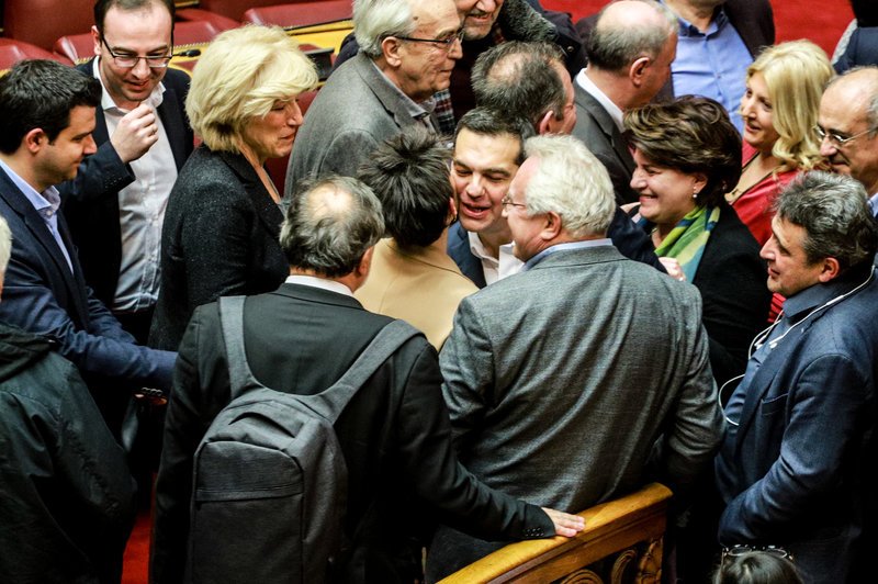 Ο Τσίπρας κατέβηκε στα βουλευτικά έδρανα και ασπάστηκε Κοτζιά και Δανέλλη [εικόνες] | iefimerida.gr 8