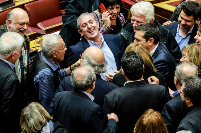 Ο Τσίπρας κατέβηκε στα βουλευτικά έδρανα και ασπάστηκε Κοτζιά και Δανέλλη [εικόνες] | iefimerida.gr 7