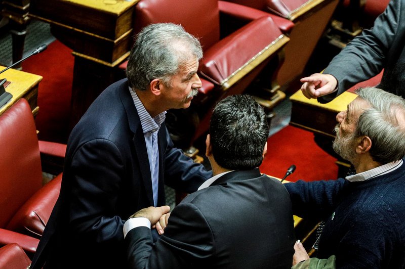 Ο Τσίπρας κατέβηκε στα βουλευτικά έδρανα και ασπάστηκε Κοτζιά και Δανέλλη [εικόνες] | iefimerida.gr 12