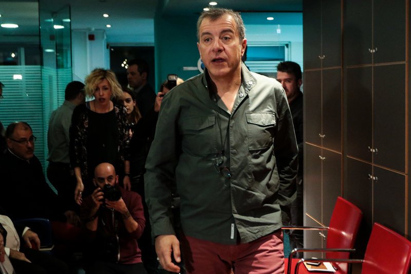 Ο Σταύρος Θεοδωράκης προσέρχεται στην συνεδρίαση της ΚΟ -Φωτογραφία: EUROKINISSI/ΧΡΗΣΤΟΣ ΜΠΟΝΗΣ