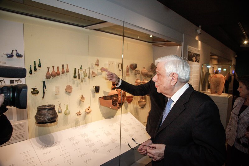 Εκπληξη! Στο Μουσείο Κυκλαδικής Τέχνης ο Παυλόπουλος με τη σύζυγό του -Ανάμεσα στους τουρίστες [εικόνες] | iefimerida.gr 5