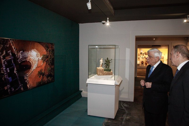 Εκπληξη! Στο Μουσείο Κυκλαδικής Τέχνης ο Παυλόπουλος με τη σύζυγό του -Ανάμεσα στους τουρίστες [εικόνες] | iefimerida.gr 6