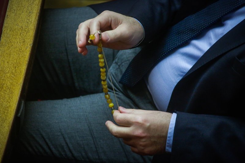 Το κομπολόι είναι ένας ενδεδειγμένος τρόπος χαλάρωσης του άγχους, ακόμη και στη Βουλή