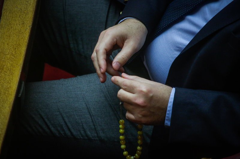 Βουλευτής ξεκουκίζει τις χάντρες του κομπολογιού του