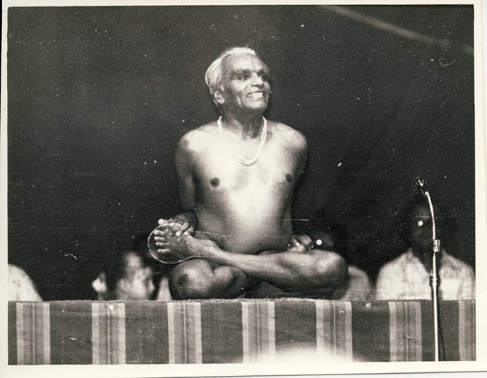 Πέθανε σε ηλικία 95 ετών ο θρυλικός γκουρού που «δίδαξε» στους Δυτικούς τη γιόγκα [εικόνες & βίντεο] | iefimerida.gr 1