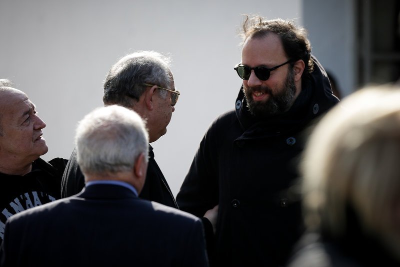 Ο Γιώργος Λάνθιμος αποχαιρέτησε τον πατέρα του Αντώνη -Πλήθος κόσμου στην κηδεία [εικόνες] | iefimerida.gr 7