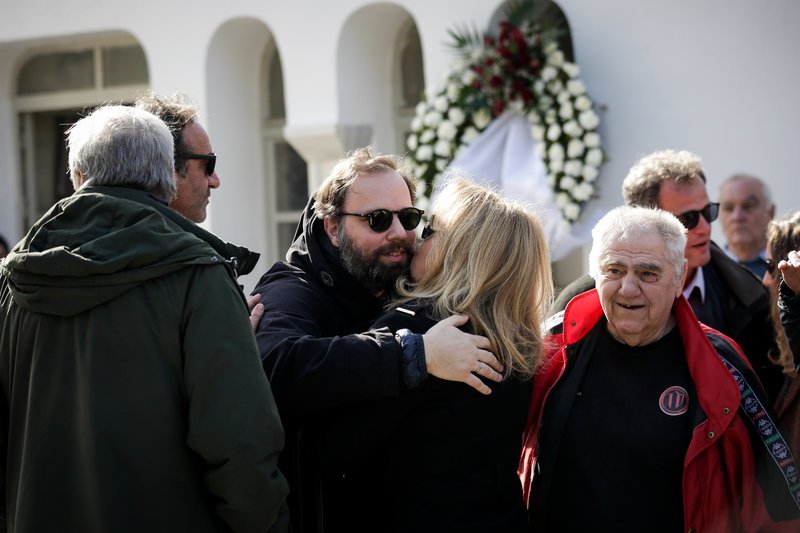 Ο Γιώργος Λάνθιμος αποχαιρέτησε τον πατέρα του Αντώνη -Πλήθος κόσμου στην κηδεία [εικόνες] | iefimerida.gr 1