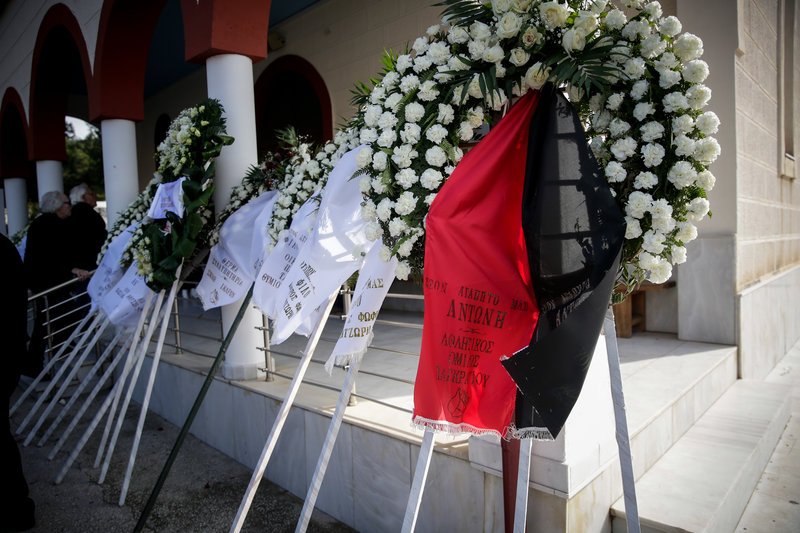 Ο Γιώργος Λάνθιμος αποχαιρέτησε τον πατέρα του Αντώνη -Πλήθος κόσμου στην κηδεία [εικόνες] | iefimerida.gr 8