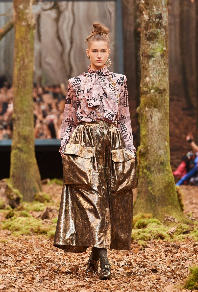 Αυτός είναι ο λόγος που οι γυναίκες θέλουν να έρθει ο επόμενος χειμώνας -Τον βρήκαμε στο δάσος της Chanel [εικόνες] | iefimerida.gr 23