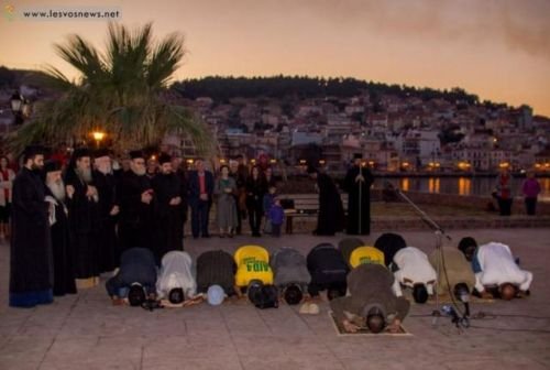 Ορθόδοξοι και Μουσουλμάνοι ένωσαν τις προσευχές τους για το δράμα των προσφύγων [εικόνες & βίντεο] | iefimerida.gr 1