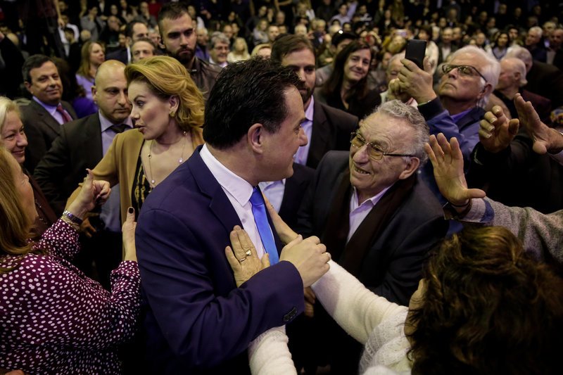 Ο αντιπρόεδρος της ΝΔ και η Ευγενία Μανωλίδου στον «κλοιό» των φίλων της ΝΔ