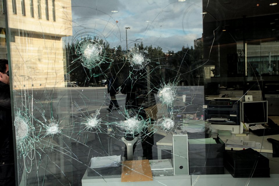 Επίθεση με βαριοπούλες στην Εθνική Ασφαλιστική στην Συγγρού [εικόνες] | iefimerida.gr 0