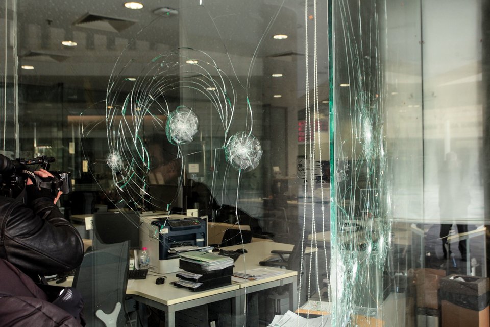 Επίθεση με βαριοπούλες στην Εθνική Ασφαλιστική στην Συγγρού [εικόνες] | iefimerida.gr 4