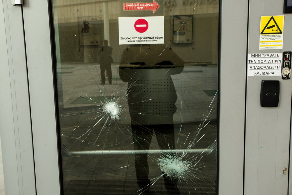 Επίθεση με βαριοπούλες στην Εθνική Ασφαλιστική στην Συγγρού [εικόνες] | iefimerida.gr 3