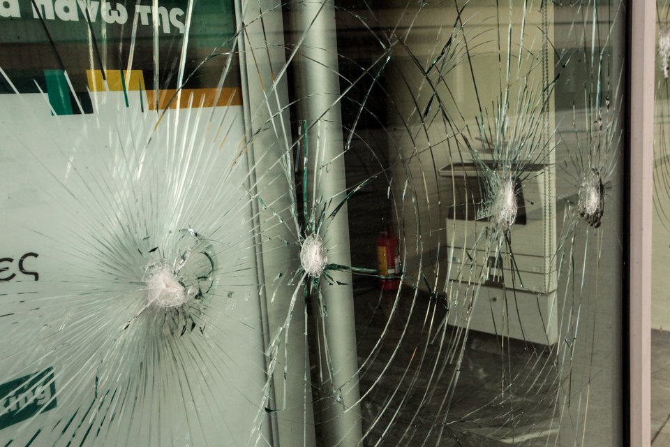 Επίθεση με βαριοπούλες στην Εθνική Ασφαλιστική στην Συγγρού [εικόνες] | iefimerida.gr 2