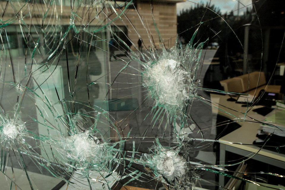 Επίθεση με βαριοπούλες στην Εθνική Ασφαλιστική στην Συγγρού [εικόνες] | iefimerida.gr 1